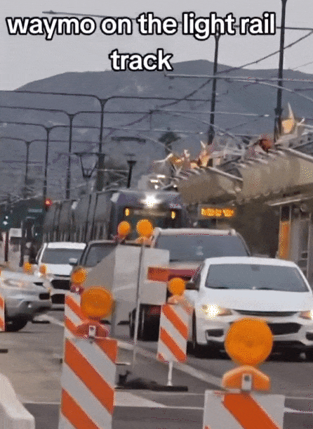 Waymo火车轨道停车 乘客仓惶逃生 马斯克估计要笑醒了