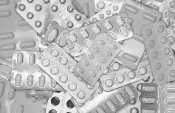 乱吃药养出超级细菌，多种抗生素全部无效