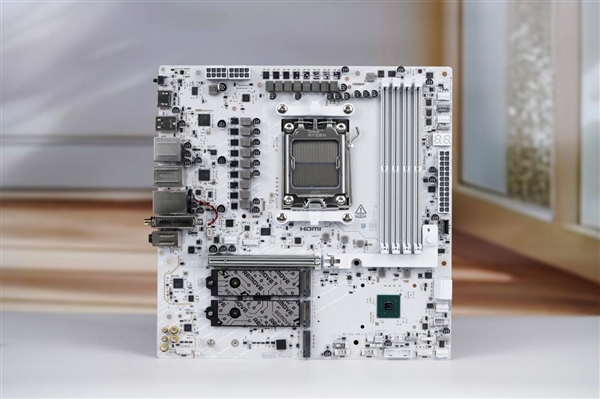 高颜值银白刀锋！微星MPG B850M EDGE TI MAX WIFI图赏