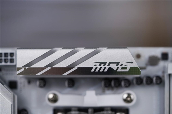 高颜值银白刀锋！微星MPG B850M EDGE TI MAX WIFI图赏