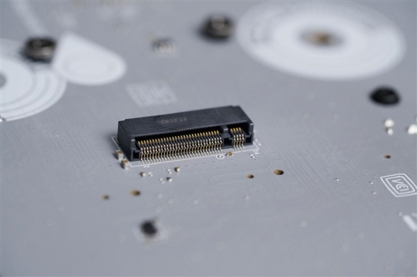 高颜值银白刀锋！微星MPG B850M EDGE TI MAX WIFI图赏