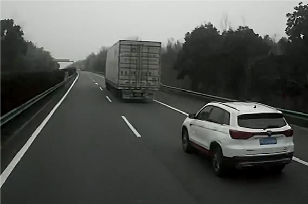 小车连续变道被撞司机睁眼说瞎话：我正常开 他呼呼就怼上了