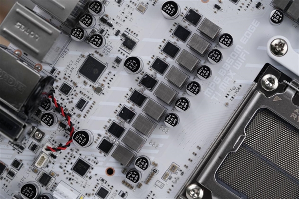 高颜值银白刀锋！微星MPG B850M EDGE TI MAX WIFI图赏