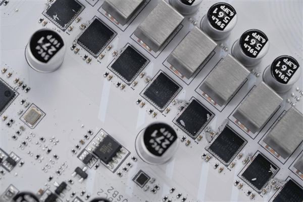 高颜值银白刀锋！微星MPG B850M EDGE TI MAX WIFI图赏