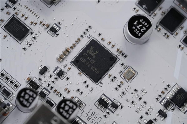 高颜值银白刀锋！微星MPG B850M EDGE TI MAX WIFI图赏