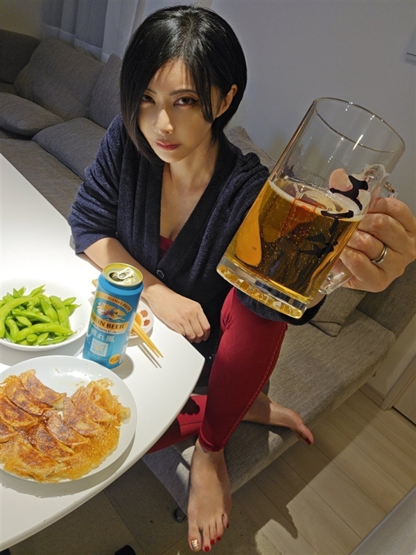 48岁日本漫画家晒生活照 神似《生化危机》艾达王