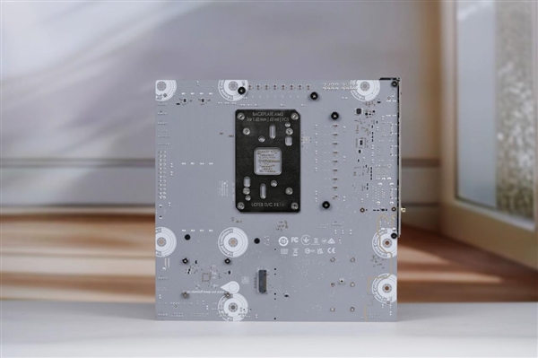 高颜值银白刀锋！微星MPG B850M EDGE TI MAX WIFI图赏