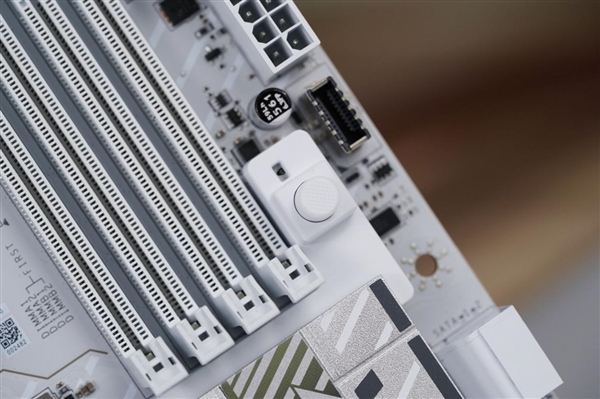 高颜值银白刀锋！微星MPG B850M EDGE TI MAX WIFI图赏