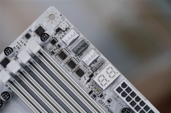 高颜值银白刀锋！微星MPG B850M EDGE TI MAX WIFI图赏