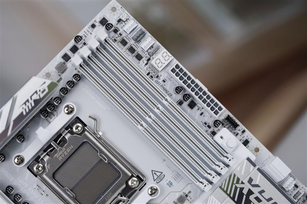 高颜值银白刀锋！微星MPG B850M EDGE TI MAX WIFI图赏