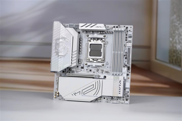 高颜值银白刀锋！微星MPG B850M EDGE TI MAX WIFI图赏