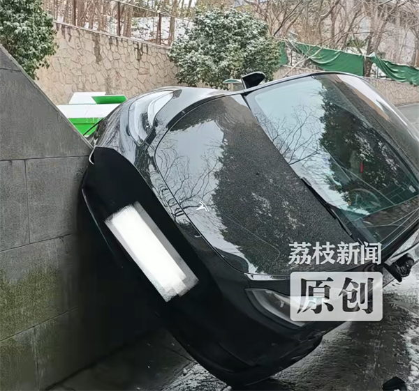 南京雪天一特斯拉开上墙 女车主：前车打滑避让不及才上墙