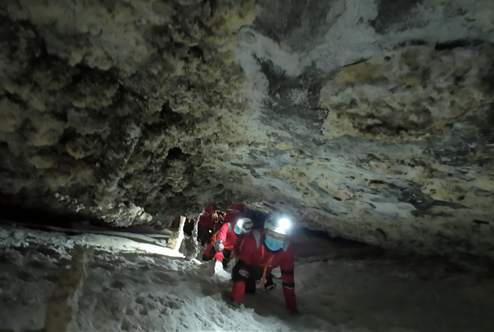 央视揭秘首次航天员洞穴训练：在狭小洞道爬行 充满压迫感、紧张感