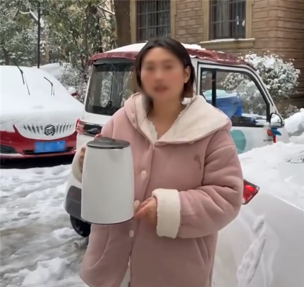 女子用开水浇他人车玻璃测试是否裂引热议 本人回应:律师称可能面临处罚