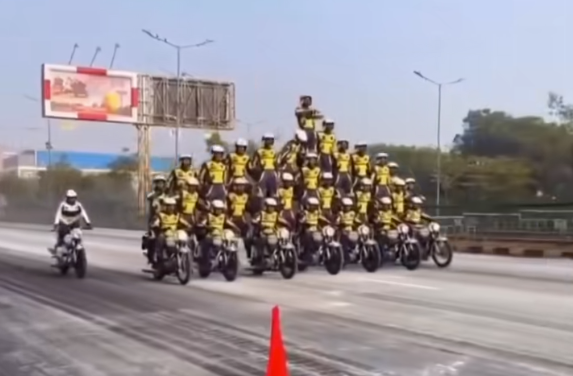 传统艺能不能丢 印度阅兵彩排又见摩托“叠罗汉”
