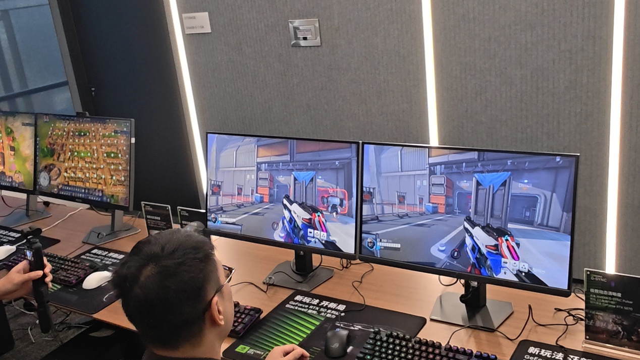 桌子上放着几台电脑AI 生成的内容可能不正确。