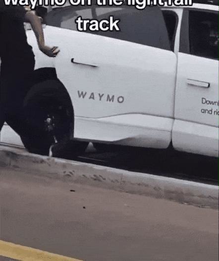 Waymo火车轨道停车 乘客仓惶逃生 马斯克估计要笑醒了