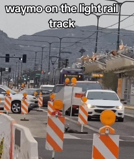 Waymo火车轨道停车 乘客仓惶逃生 马斯克估计要笑醒了