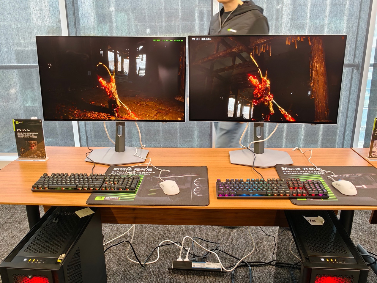 桌子上放了不同类型的电脑AI 生成的内容可能不正确。