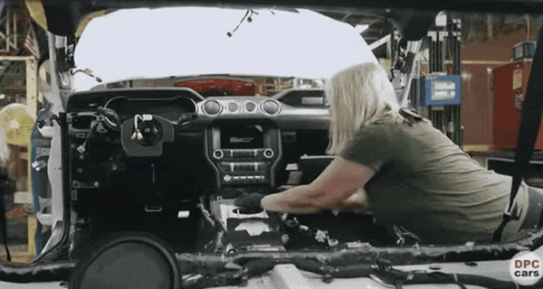 夸爆小米SU7的福特CEO，要花300亿梭哈电车