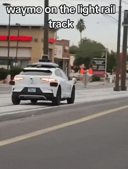 Waymo火车轨道停车 乘客仓惶逃生 马斯克估计要笑醒了