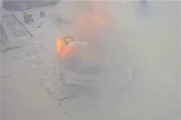 俄罗斯一男子雪地里用工业级热风枪暖车 操作失误致爱车被大火吞噬